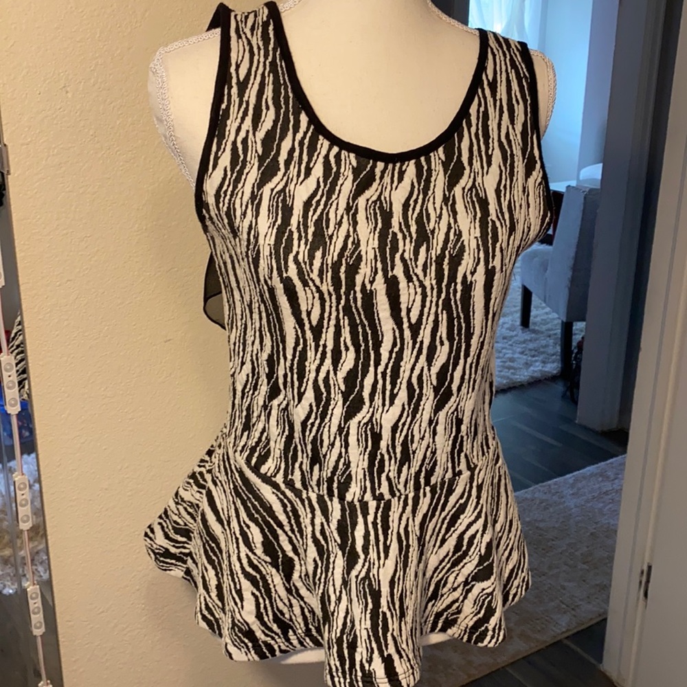 Fashion black and white top with bow